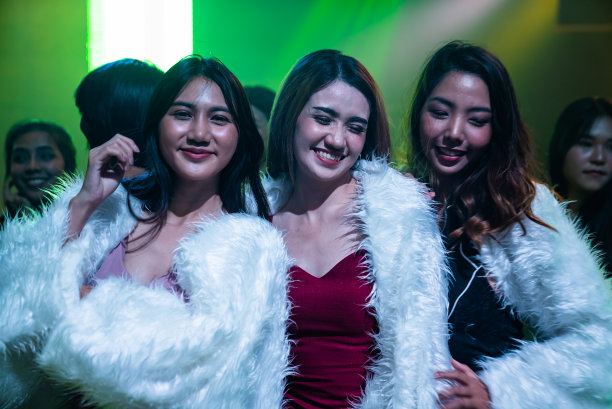 一群女性朋友有乐趣的派对在跳舞俱乐部图片下载