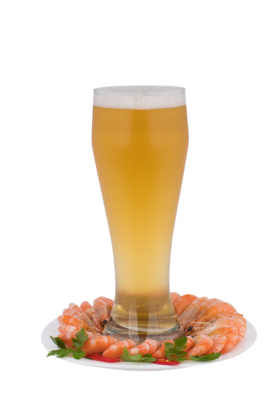 杯子里有啤酒和虾。孤立在白色背景上。图片下载