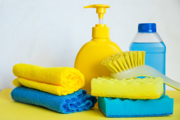 在白色背景上清洁房屋的孤立工具的组合。家务用的污垢和灰尘。化学，喷雾器和织物材料。家庭和办公室清洁产品。家务的概念。素材图片