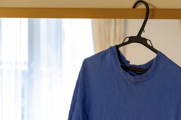 蓝色的t恤挂在房间里图片下载