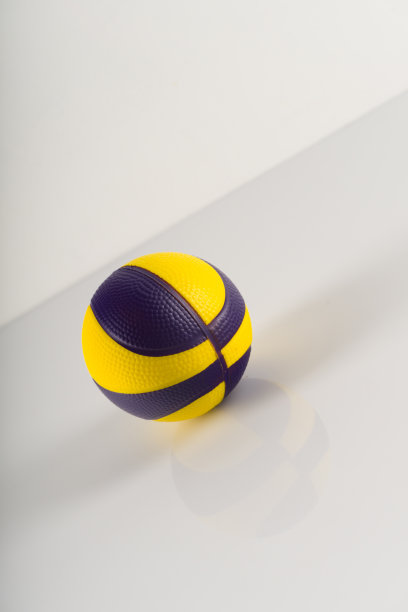 白色背景上有黄色和紫色斑点的篮球。图片下载
