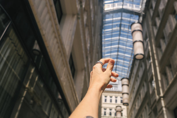 走在维也纳，手展示的风景图片下载