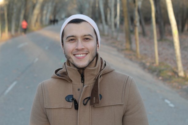 穿着冬装的少数民族男子图片下载