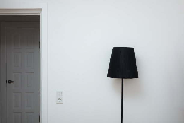 一只手在一个时髦的阁楼灯的顶部和门口附近更换灯泡的特写照片图片下载