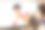 在家中使用物理治疗网上服务的老年妇女。图片下载