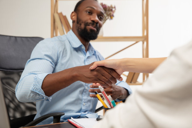 英语课程在家。微笑的男人在客厅内部教学生图片下载