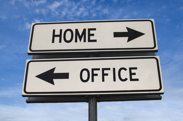 家里和办公室的路标。白色两个带有箭头的街道标志，金属杆上有字。方向的道路。十字路口路标，两个箭头。蓝色的天空背景。带有文字的双向路标。图片下载