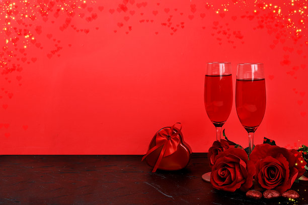 情人节或妇女节贺卡，横幅，心，玫瑰和葡萄酒在红色的背景。节日快乐，恭喜，生日快乐，结婚快乐，选择性聚焦，图片下载