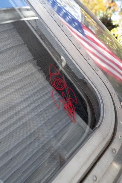 露营窗和美国国旗上的火箭飞船贴纸图片下载