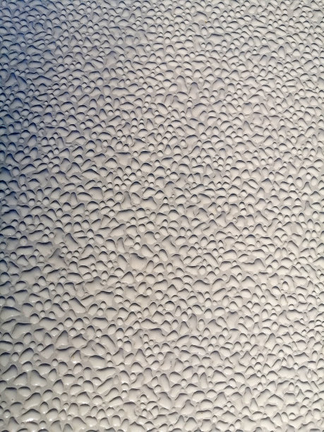 在白壁上选择性聚焦滴图片下载