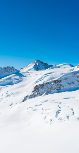 阿尔卑斯山脉下面的冰川裂开了图片下载