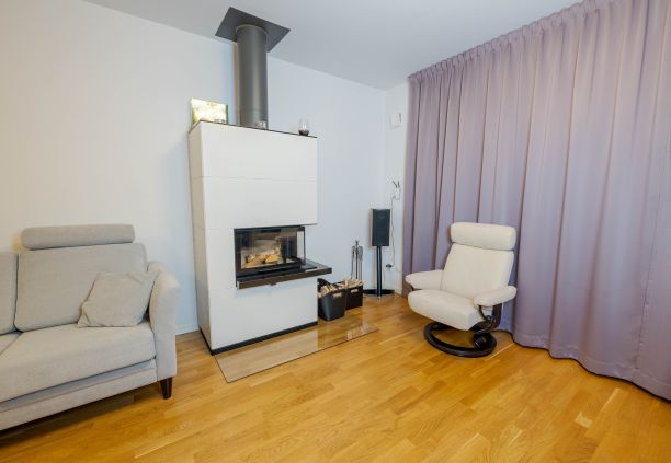 现代客厅的室内美景。白色壁炉，白色墙壁背景上的浅色家具。图片下载