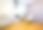 现代客厅的室内美景。白色壁炉，白色墙壁背景上的浅色家具。图片下载