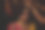 在排灯节的晚上，一个印度孟加拉美丽的黑发女人在五颜六色的光bokeh背景创造的小链灯的肖像。图片下载