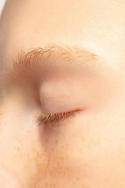 近距离拍摄美丽的红发白人女孩孤立在工作室背景。美容、时尚、护肤、化妆品概念。细节。图片下载