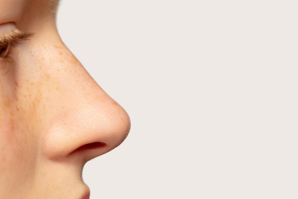 近距离拍摄美丽的红发白人女孩孤立在工作室背景。美容、时尚、护肤、化妆品概念。细节。图片下载