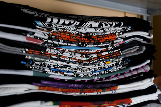 选择焦点照片的t恤与明亮的印花，印刷的丝网。绢印生产。在设计工作室在t恤上打印图像。图片下载