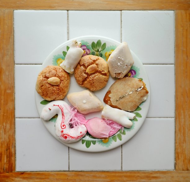 撒丁岛传统的杏仁甜点，包括阿玛瑞蒂，放在盘子里。图片下载