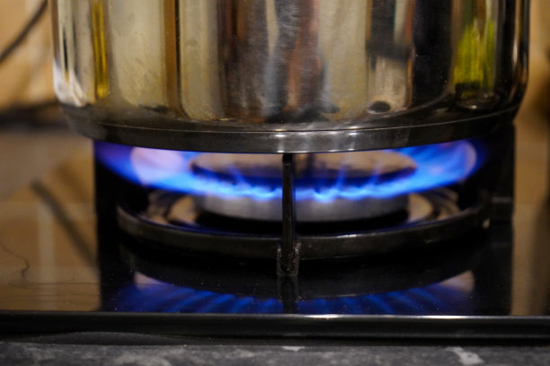 平底锅放在燃气灶上图片下载
