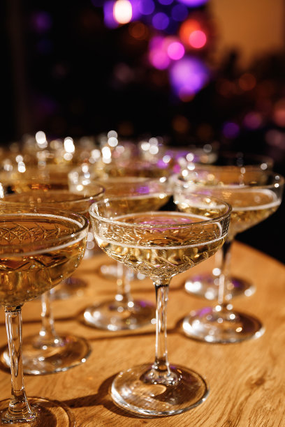在活动、庆典、派对上用玻璃杯盛着香槟图片下载