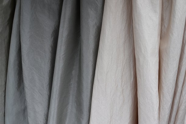 在面料市场上发现的不同颜色的布料和织物样品的详细近距离查看图片下载