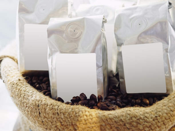 模拟标签在咖啡包装超市产品展示图片下载