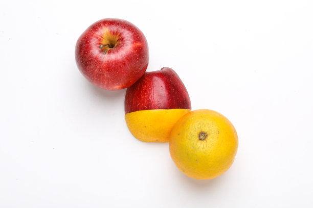 一叠新鲜水果，如柑橘片、苹果片、橘子片或柠檬片。五彩缤纷的健康健身创意趣味食品概念。混合柑橘类水果，苹果孤立在白色背景上图片下载