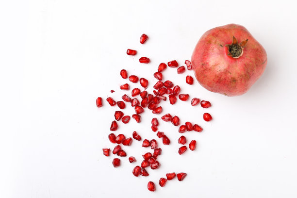 鲜嫩的石榴，白色背景，切片图片下载