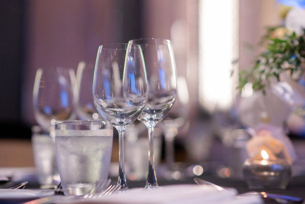精致的餐桌上准备着空酒杯图片下载