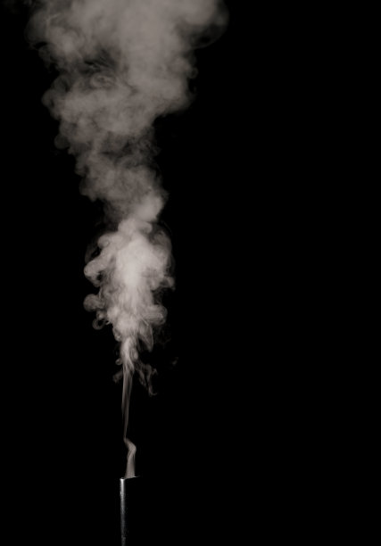 从管道中喷出的雾和烟显示出模式和漩涡图片下载