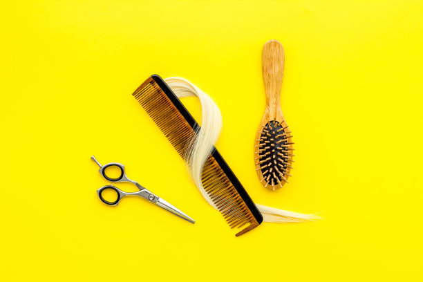 理发师剪刀与锁的金发和梳子，俯视图图片下载