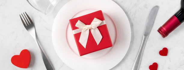 盘子与餐具，丝带，礼物和玫瑰情人节特别餐的概念。图片下载