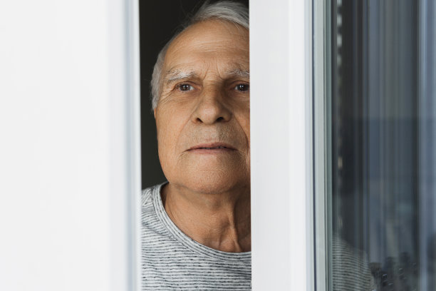 孤独的老人望着窗外图片下载