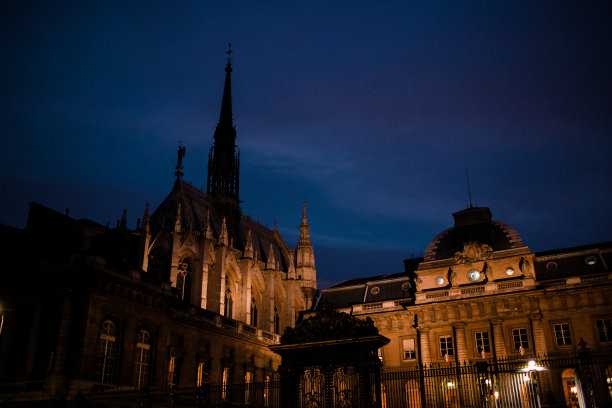 巴黎黄昏的圣小教堂图片下载