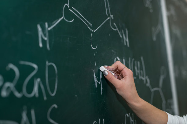 女人的手在黑板上画化学方程式图片下载