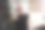 一个戴着医用口罩的女孩在圣诞树后面的笔记本电脑后面的手机上写了一条信息。圣诞节在网上工作的女孩图片下载
