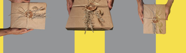 手工制作的礼品盒，用牛皮纸包装，用干花装饰。海报和横幅模板平铺照片与复制空间。年度色彩概念。图片下载