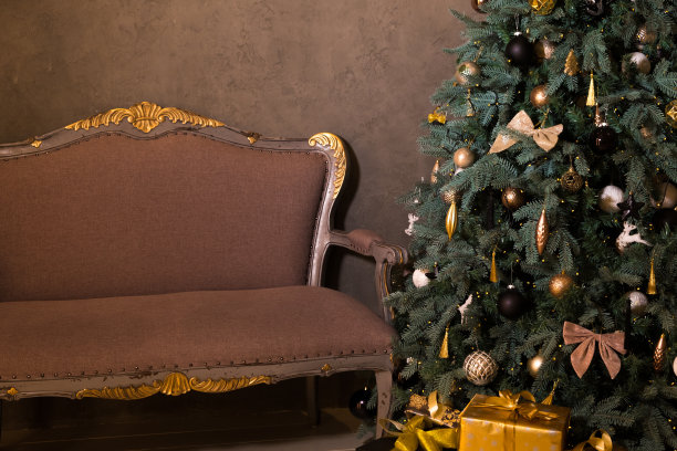 圣诞树旁的空椅子，室内，复印室图片下载