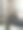 在一间公寓里，一束樱花枝插在一个绿色陶瓷花瓶里图片下载