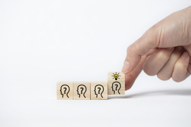 概念、创意、想法和创新。木制立方体块，头部有人体符号和灯泡图标。图片下载