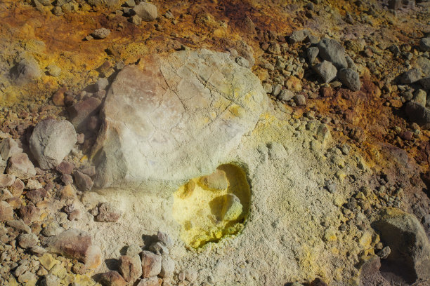 火山岛火山坑喷出的硫磺气体，埃奥利群岛，西西里岛，意大利图片下载