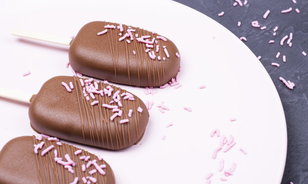 爱斯基摩冰淇淋和巧克力棒图片下载