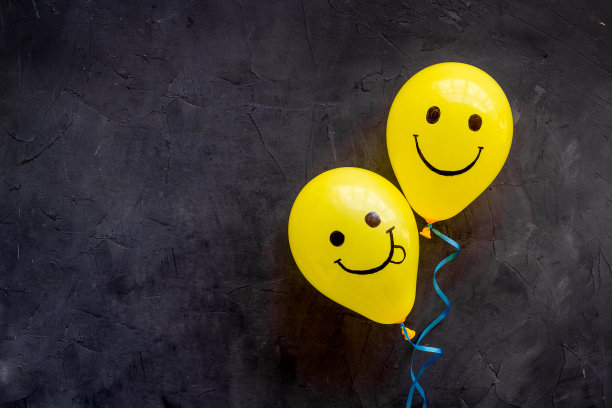 幸福的情绪画在气球上。积极情绪背景。俯视图图片下载