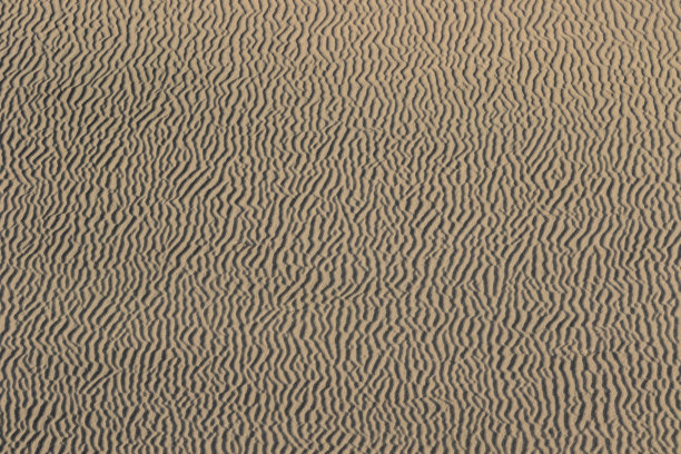 加州死亡谷，梅斯基特沙丘被风吹成图案的沙。图片下载