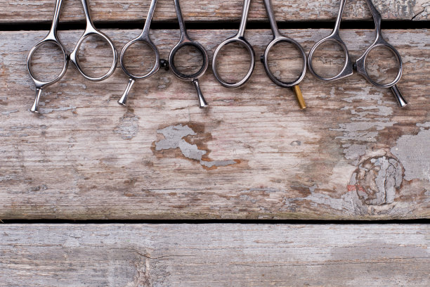 把旧理发剪刀放在木板上。图片下载