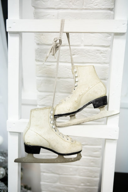 白色冰鞋是新年的装饰品。图片下载