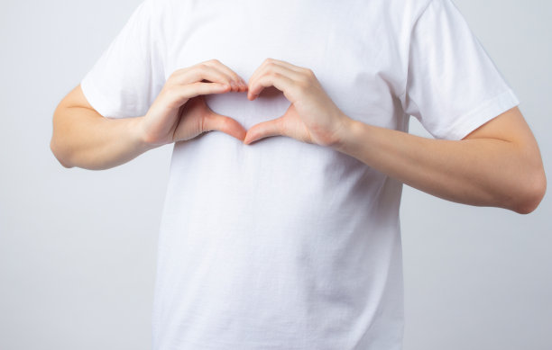 男子心形手势胸部心脏病与爱心脏健康的概念上的白色背景图片下载