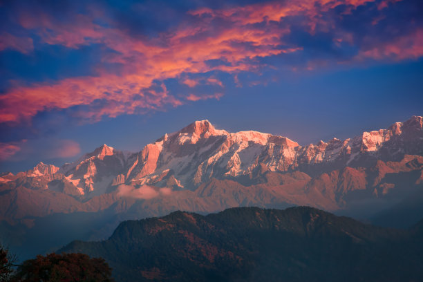 在印度北阿坎德邦，喜马拉雅山脉的Kedarnath峰上，充满活力的粉红色山日落图片下载