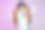 有一头红色长发和一顶帽子的少女。在工作室里以粉红色背景拍照图片下载