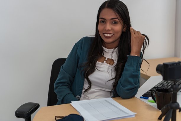 漂亮的女商人坐在办公室里图片下载